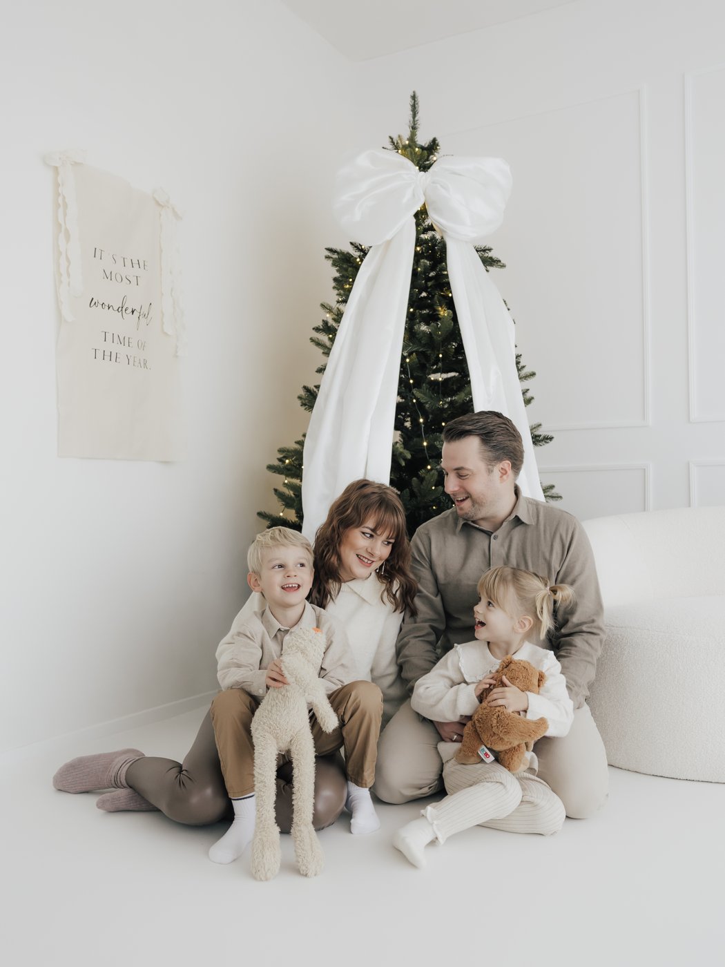 Weihnachtsminis – Familie am Weihnachtsbaum im Studio