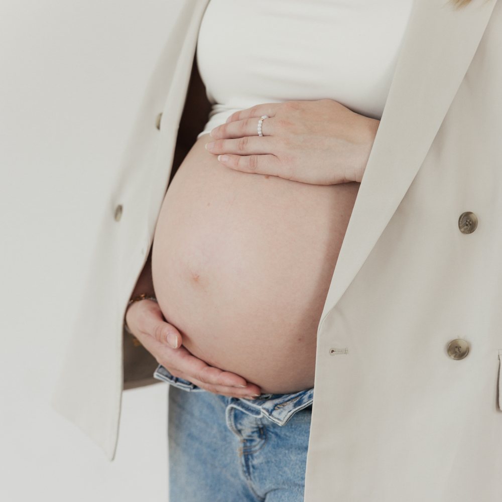 Babybauch-Detail im Tageslichtstudio