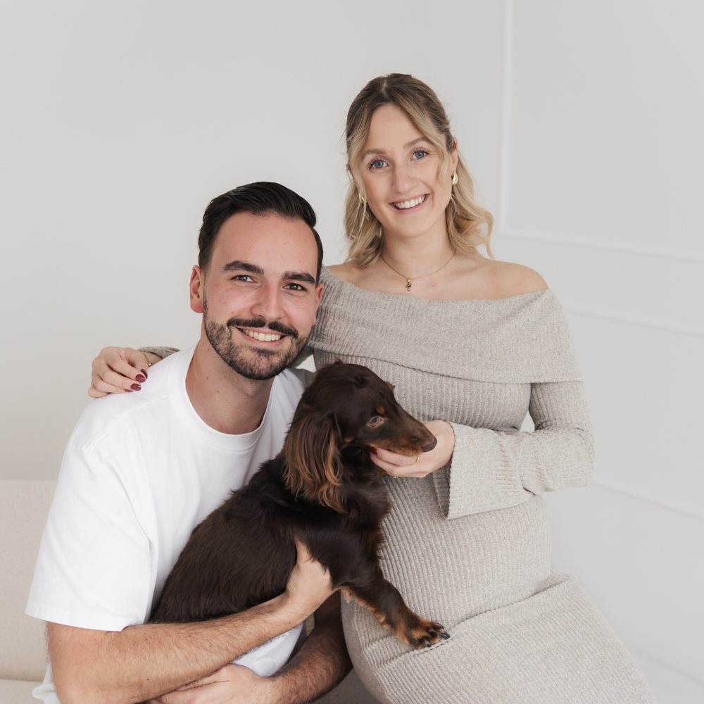 Werdende Eltern mit Hund im Studio