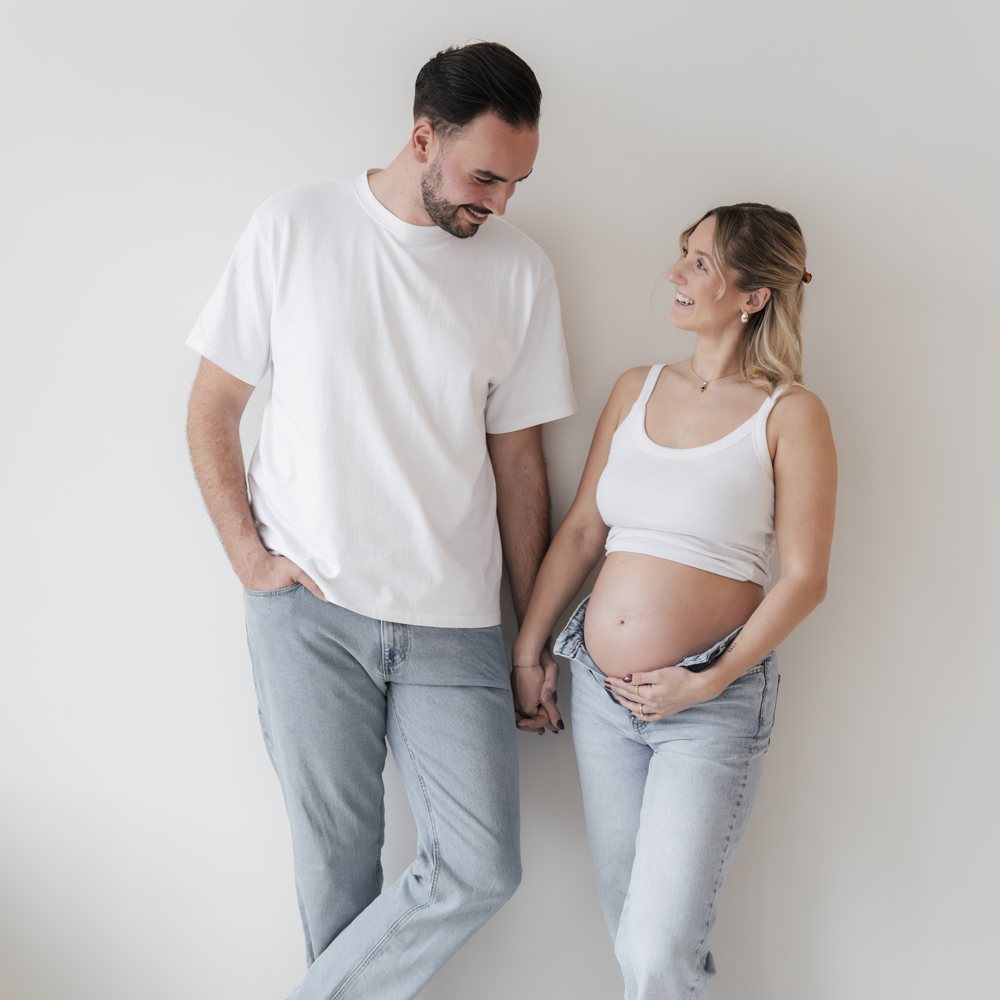 Werdende Eltern beim Babybauch-Shooting