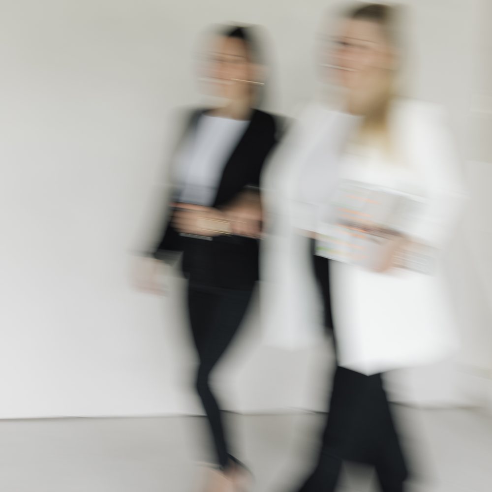 Zwei Frauen in Bewegung beim Brandshooting