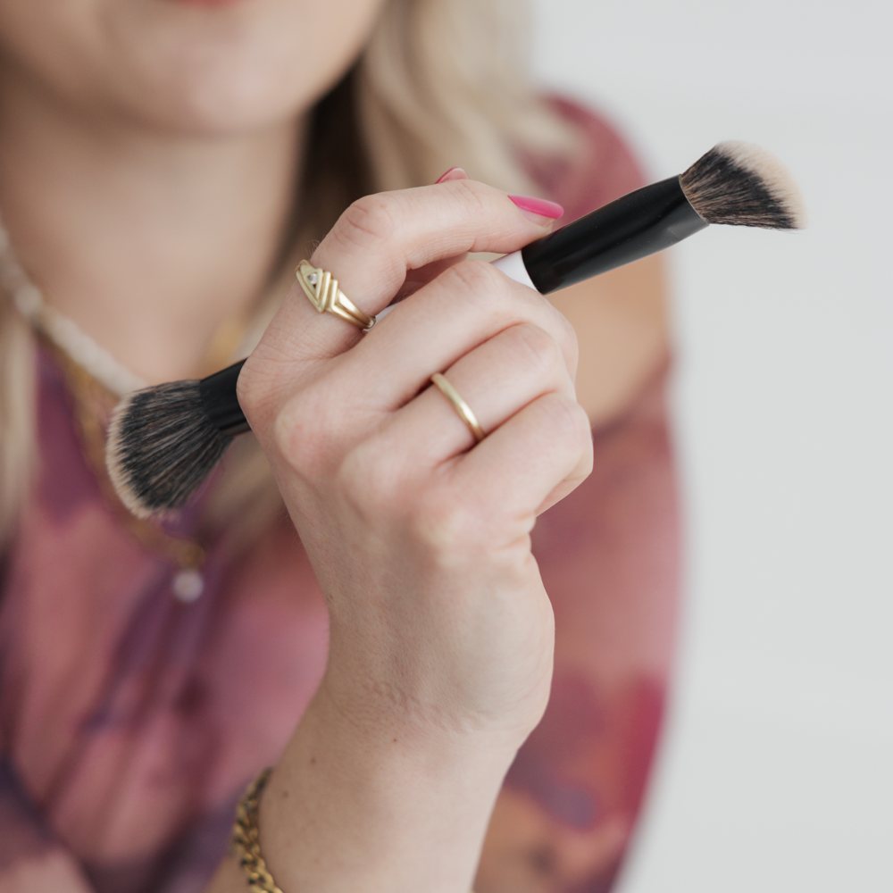 Detailaufnahme mit Make-up-Pinsel