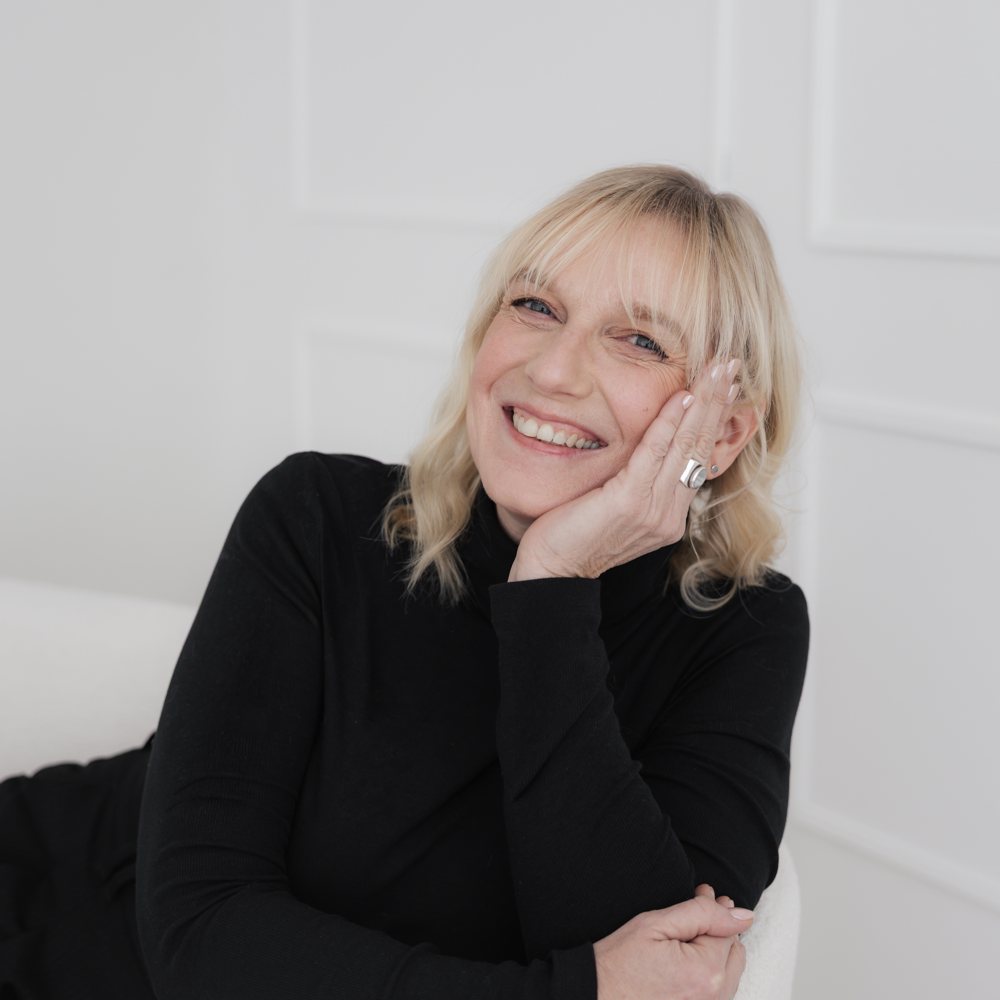Personal-Branding-Porträt vor hellem Hintergrund