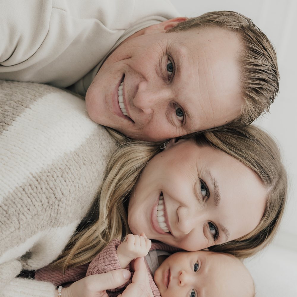 Familienporträt mit Neugeborenem