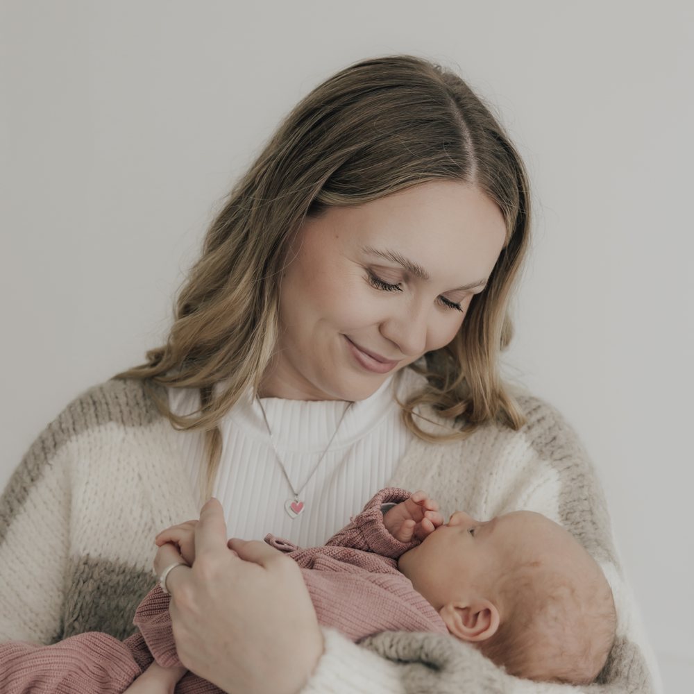 Mama mit Neugeborenem im Studio