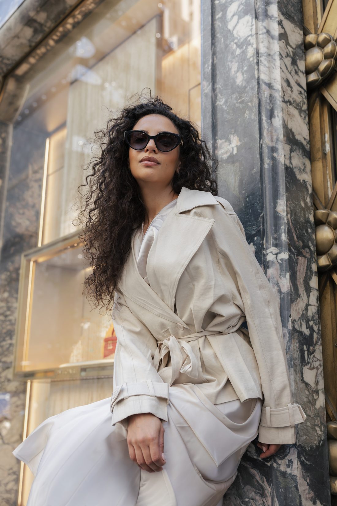 Editorial-Look vor einer Fassade in New York