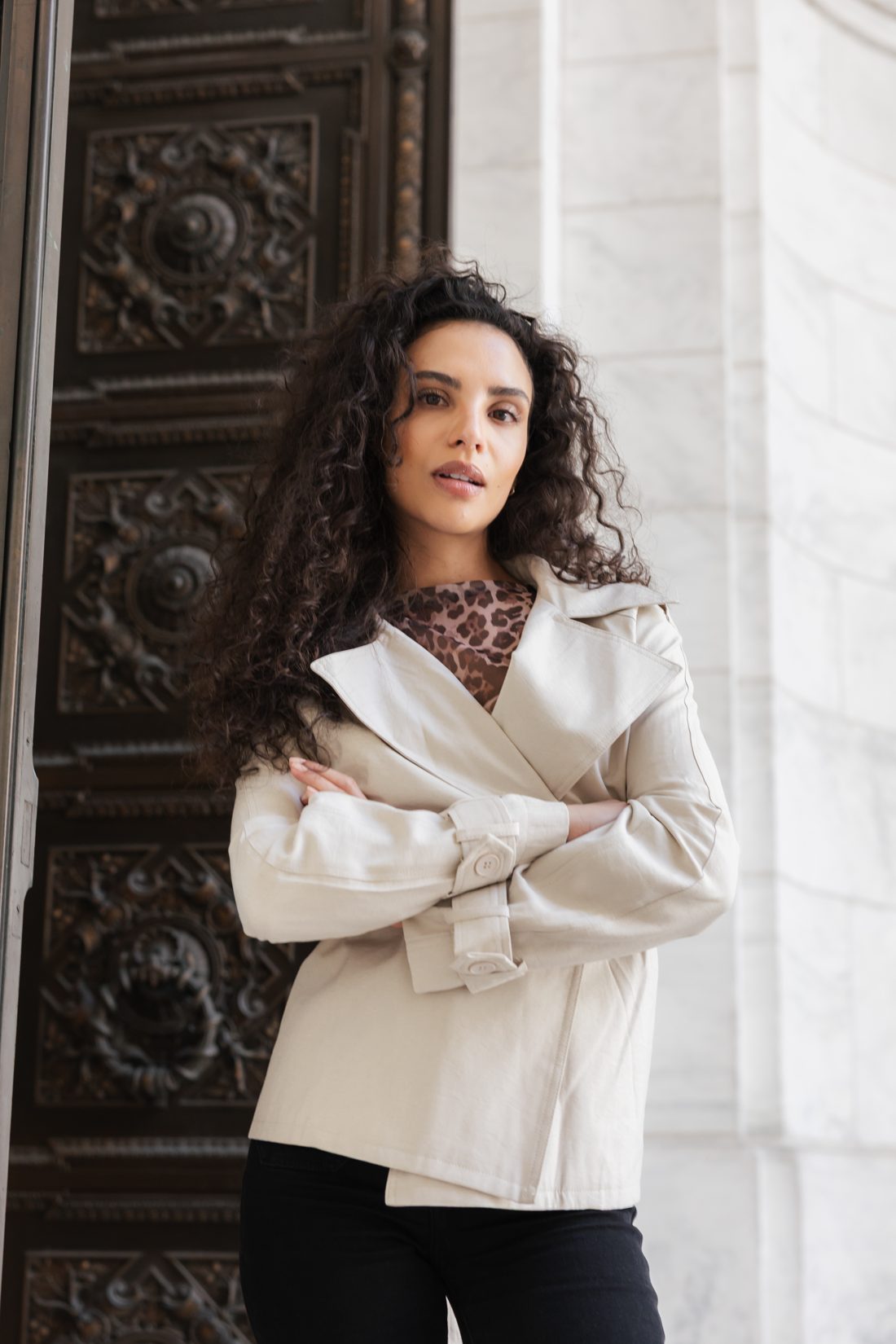 Satin-Blazer vor einer Tür in New York