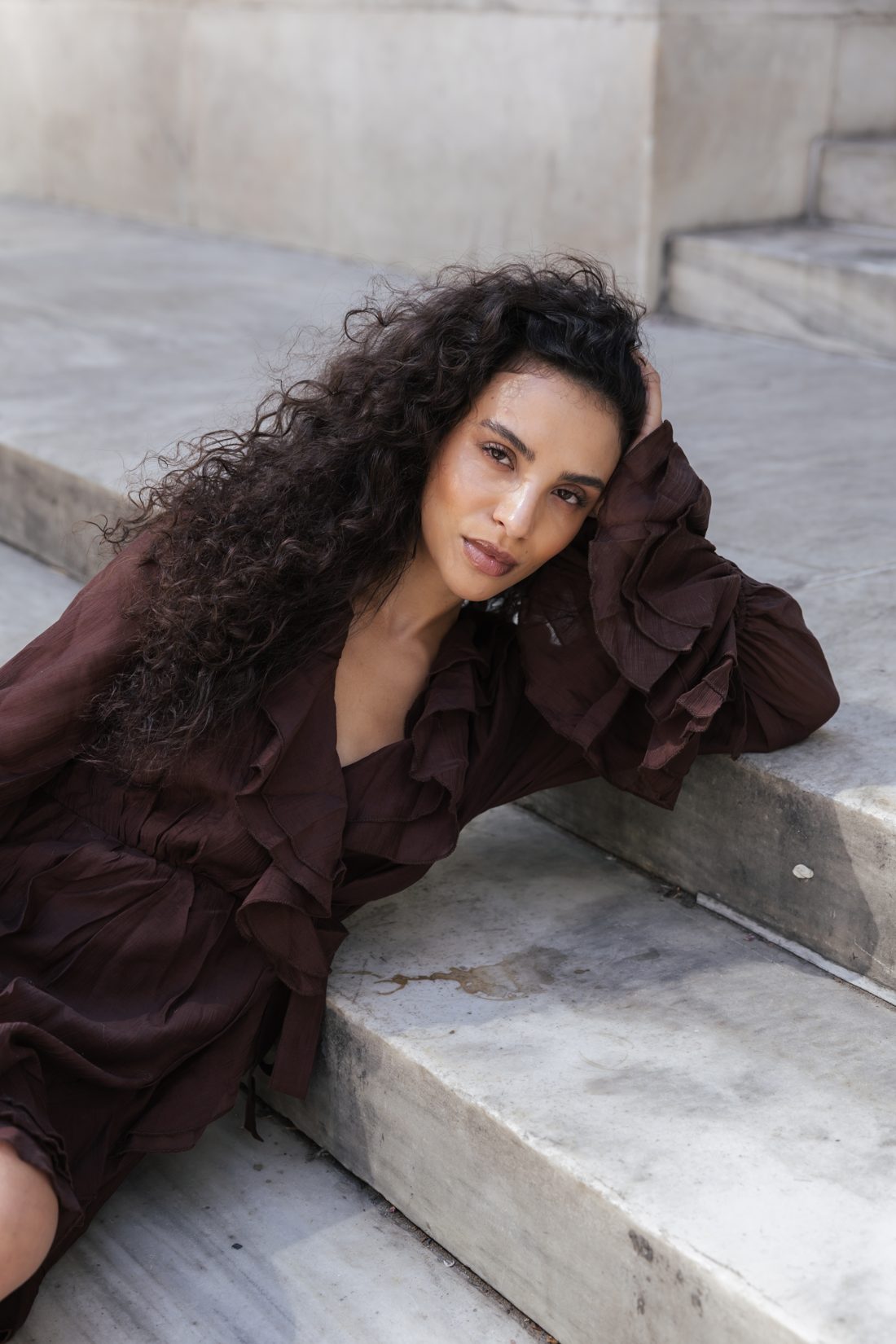 Editorial-Look auf Stufen