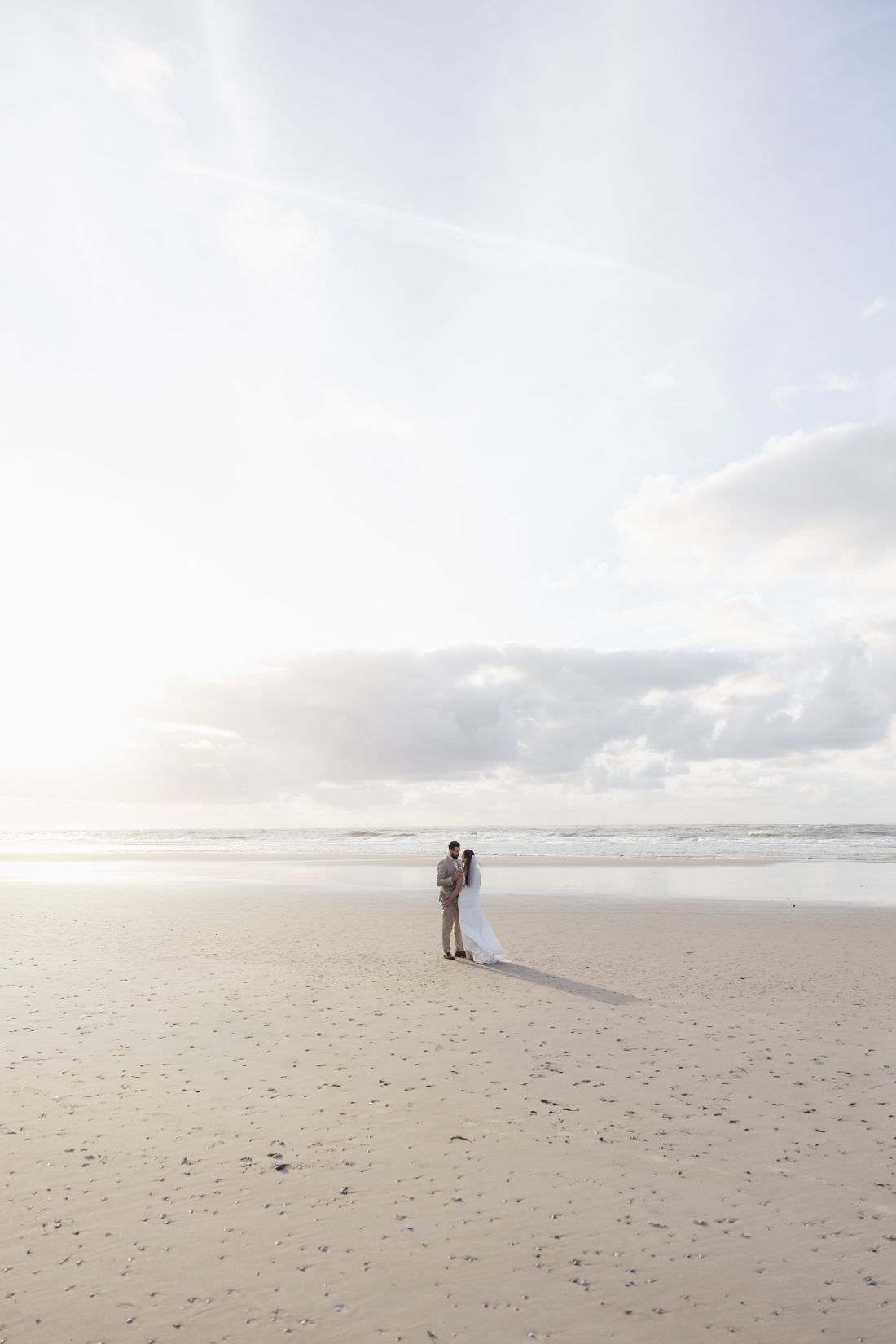 Brautpaar am weiten Sandstrand