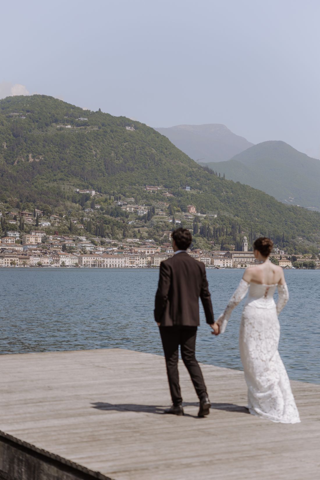Brautpaar an einem See in Italien