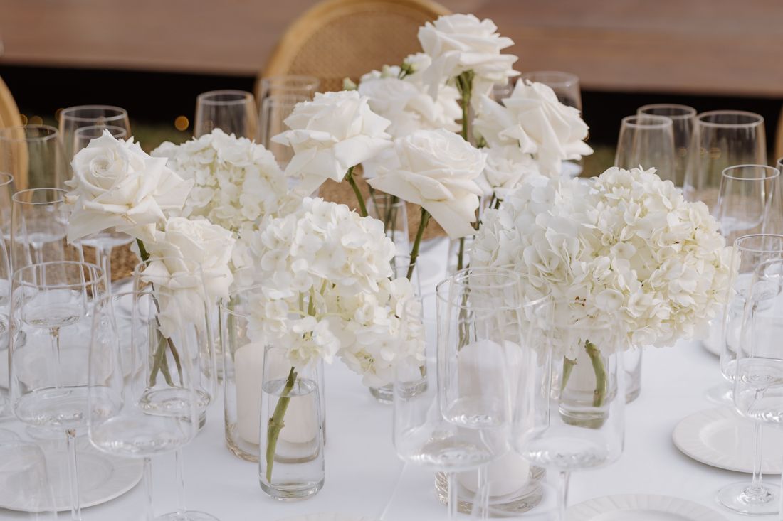 Florale Tischdekoration einer Hochzeit