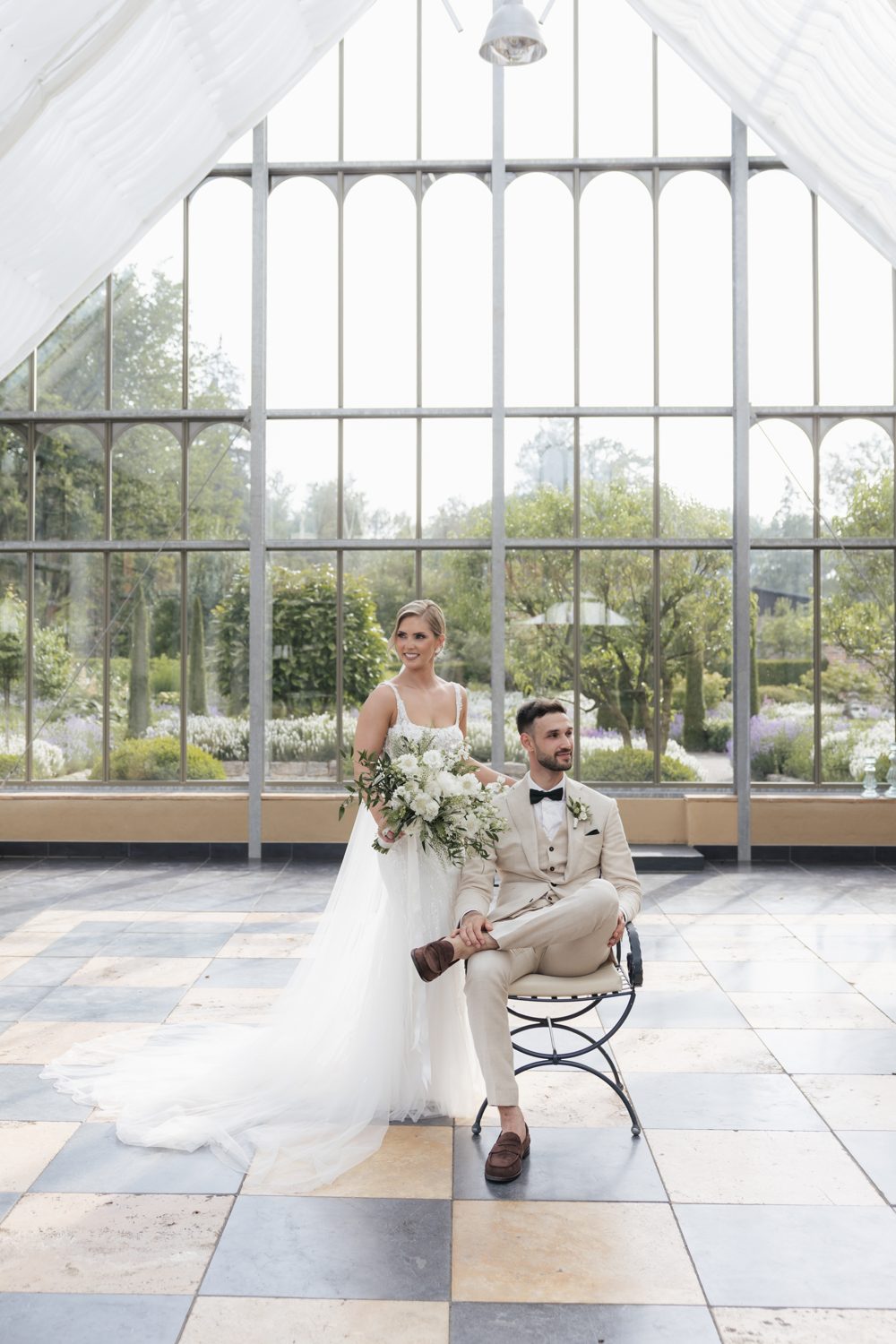 Brautpaar in einer Orangerie, Hochzeitsfotografie von Kea Ulrich